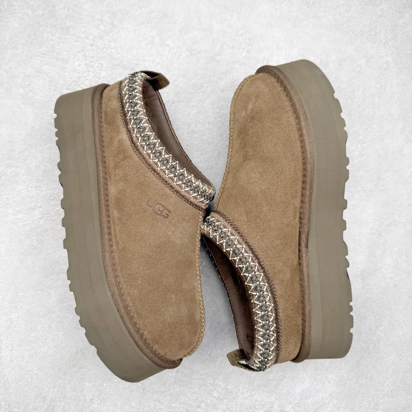Pick up locally 💰520 UGG 2553 Classic autumn and winter sheepskin and fur integrated snow boots. All shoes are made of ZP. Longfeng A-grade Australian imported sheepskin and fur integrated brand OEM production line. Fully follow the ZP process. OEM original pattern maker. Adhering to the principle of no original shoe development and selection. Pay attention to every detail. The most authentic version on the market. TREADLITE "Light Wing" technology outsole. Lightweight/durable/flexible/pile type size: 35 36 37 38 39 40 Coding: by2936060